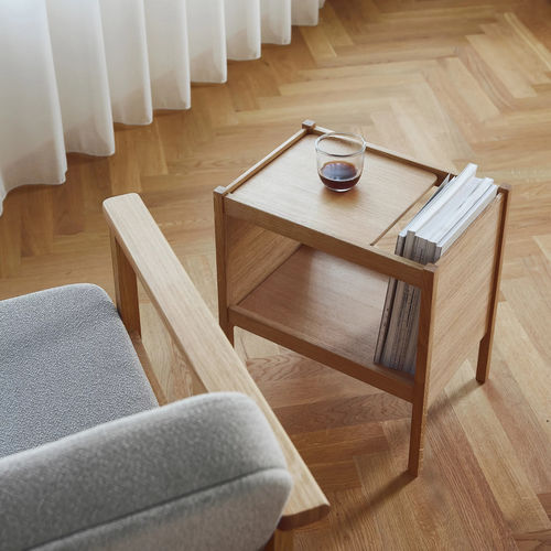 Table d'appoint contemporaine - Journal  - FORM & REFINE - en chêne / en placage de bois / avec piètement en chêne