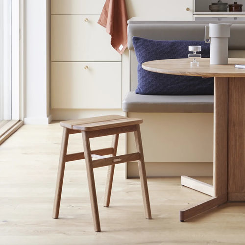 Tabouret contemporain - Angle  - FORM & REFINE - en chêne / en bois huilé / avec piètement en chêne