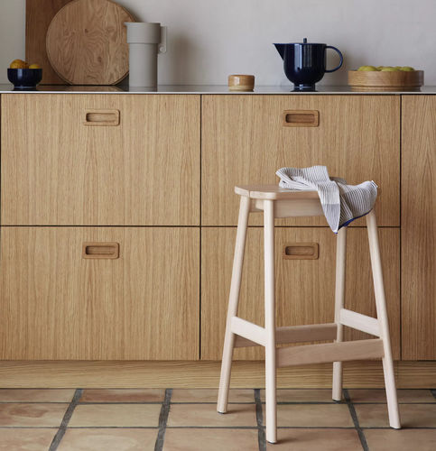 Tabouret de bar contemporain - Angle Standard 65 - FORM & REFINE - en hêtre / en bois laqué / avec piètement en hêtre