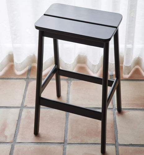Tabouret de bar contract - Angle Standard 75 - FORM & REFINE - contemporain / en hêtre / en bois laqué