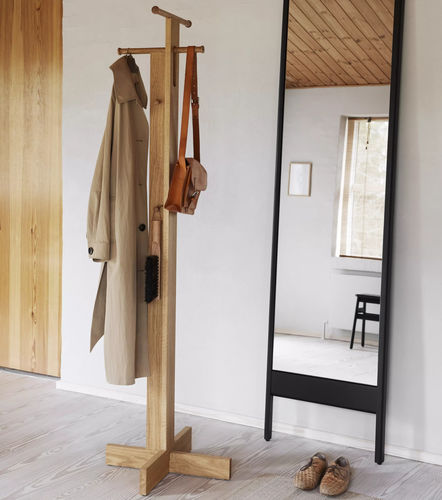 Porte-manteau sur pied - Foyer  - FORM & REFINE - contemporain / en chêne / en chêne blanc