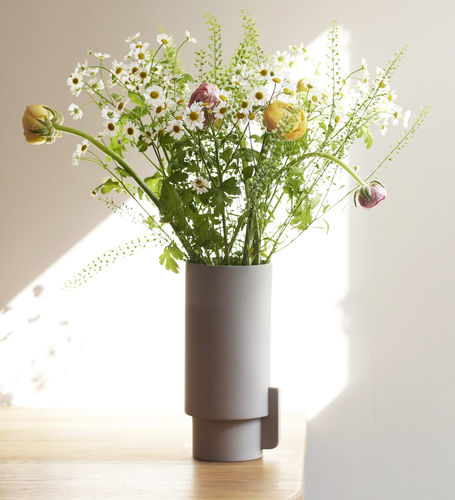 Vase contemporain - Alcoa  - FORM & REFINE - en grès cérame / gris