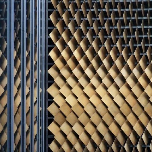 Bardage en écailles - TRI-PETALS - Axes in Excess - en aluminium / vertical / durable