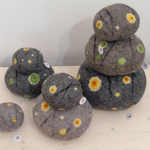 Pouf contemporain - MOSS - Katsu Stones - en laine / rond / fait main