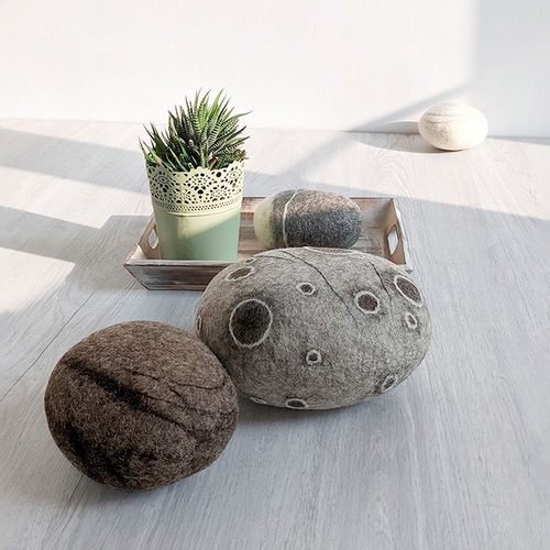 Pouf contemporain - TODDLERS - Katsu Stones - en laine / rond / fait main