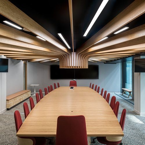 Faux plafond en bois - Specialist Joinery Group - en lames / pour bureau / pour salle de conférence