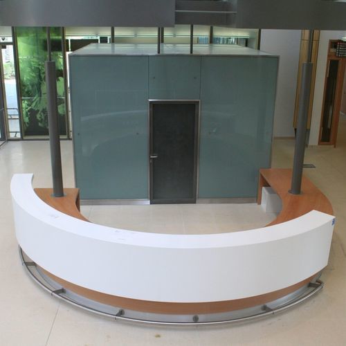Banque d'accueil d'angle - Specialist Joinery Group - en arc de cercle / en L / modulable