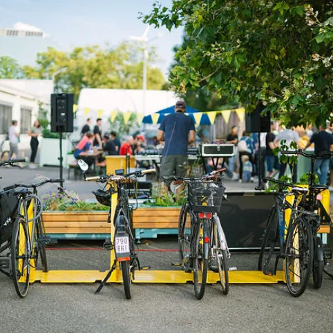 Range-vélo au sol - ABGESTELLT - CITY DECKS - en acier / horizontal / pour espace public