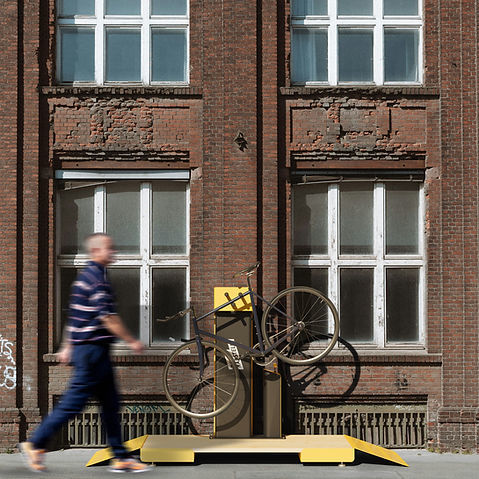 Accroche-vélo avec pompe à air - AUFGEPUMPT - CITY DECKS - pour espace public / pour les zones urbaines / en bois