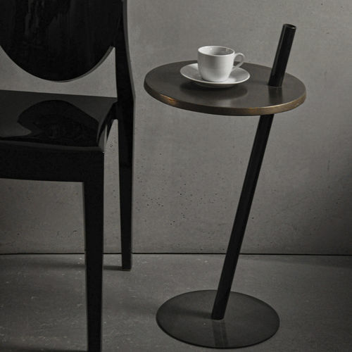 Table d'appoint contemporaine - Assistent - izanami GbR - en acier / en béton / avec piètement en acier