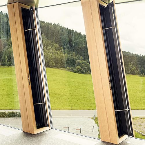 Trappe de désenfumage en verre - PERVEA - TRIA FRANCE - en aluminium extrudé / dispositif d'évacuation des fumées et de la chaleur / pour façade