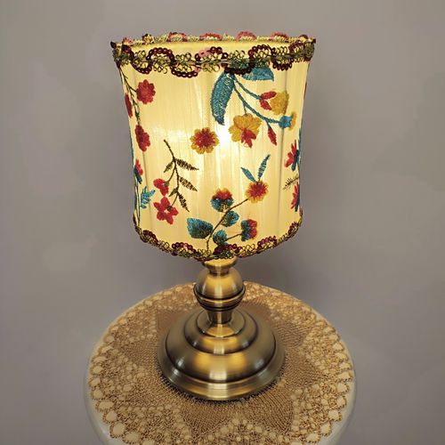 Lampe de table - Male 05 - DelightLamps - en laiton / en tissu / classique