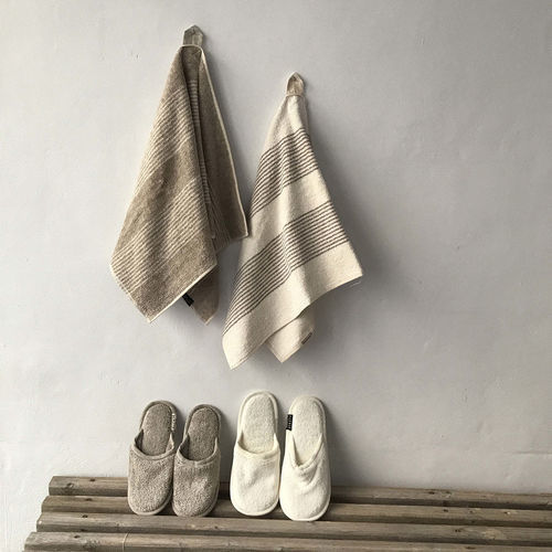 Linge de bain en coton - TERRY TOWEL + SLIPPERS - dELENZO LINEN FROM EUROPE S.L - en lin / pour hôtel / personnalisable