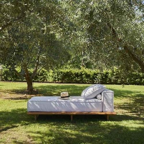 Méridienne contemporaine - Geta - WOW ITALY - en tissu / en iroko / avec piètement en bois