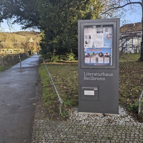 Totem publicitaire - Menn Werbetechnik - signalétique / d'extérieur / pour musée