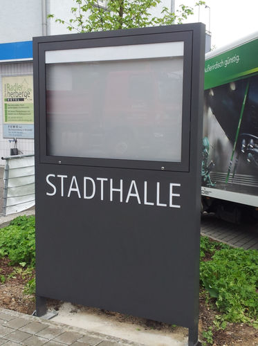 Totem publicitaire - Menn Werbetechnik - d'extérieur / pour musée / pour espace public