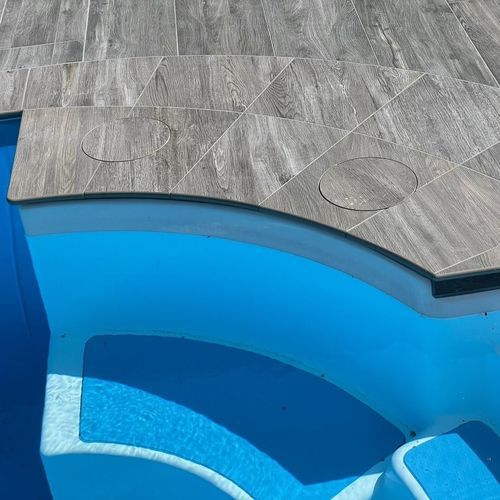 Margelle de piscine en grès cérame - IKTO Design - courbe