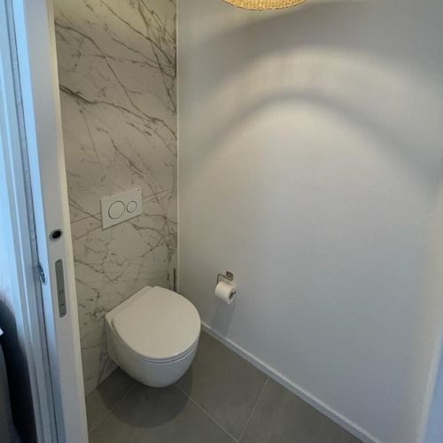 WC suspendu - IKTO Design - en céramique / résidentiel / ovale
