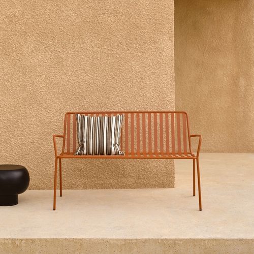 Banc de jardin contemporain - GABY - Tikamoon - en métal peint / avec dossier / avec accoudoirs