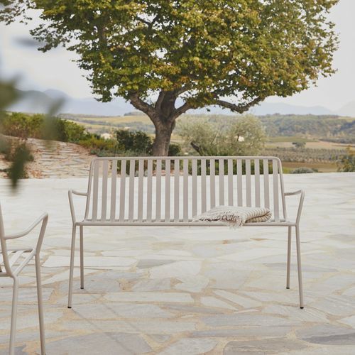 Banc de jardin contemporain - GABY - Tikamoon - en métal peint / avec dossier / avec accoudoirs