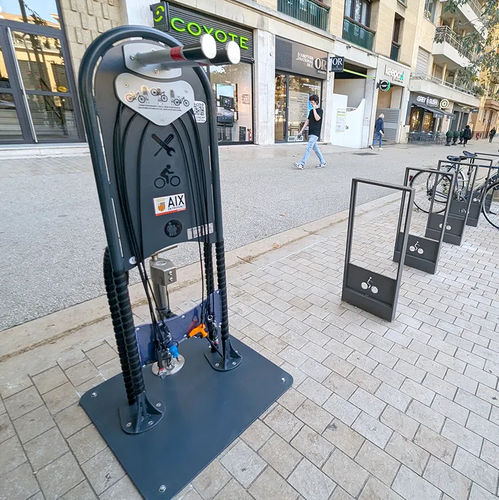Station de réparation de vélos en métal - CLEVER IFIX - CLEVER Series - avec kit d'outils / avec pompe de gonflage / professionnelle
