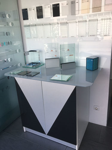 Buffet moderne - Infiniglass - en verre sablé / en verre trempé / en verre