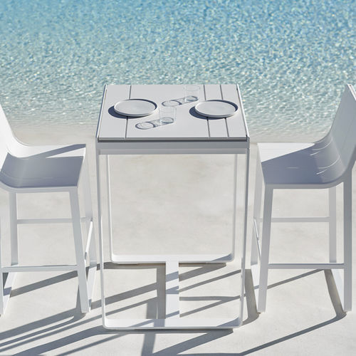 Table mange-debout contemporaine - FLAT  - GANDIA BLASCO - en polyéthylène / en Dekton® / avec piètement en aluminium