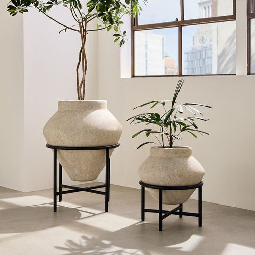 Pot de fleur en pierre - Geometric Urn w - West Elm - à poser / conique / résidentiel