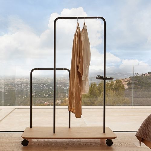 Valet de nuit au sol - PLATEL - punt mobles - en métal / en bois / contemporain