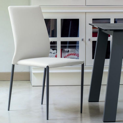 Chaise contemporaine - KENDRA - INGENIA CASA - d'intérieur / en cuir / avec piètement en métal laqué