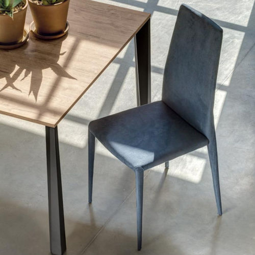 Chaise contemporaine - NUBIA - INGENIA CASA - d'intérieur / en cuir / avec piètement en métal laqué