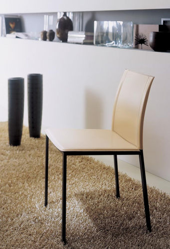 Chaise contemporaine - GALIZIA - INGENIA CASA - d'intérieur / en cuir / avec piètement en métal laqué