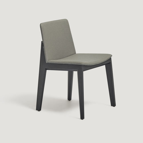 Chaise contemporaine - AVA - CAPDELL - d'intérieur / en tissu / avec piètement en hêtre