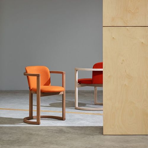 Fauteuil contemporain - STIR - CAPDELL - en tissu / en chêne / gris