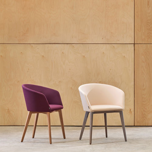Chaise contemporaine - MOON  - CAPDELL - d'intérieur / en tissu / avec piètement en chêne