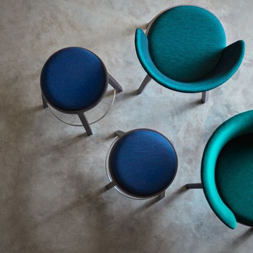 Tabouret de bar contemporain - ARO - CAPDELL - en tissu / avec piètement en chêne / avec piètement en hêtre
