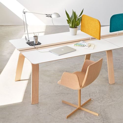 Table de travail contemporaine - MESANA - CAPDELL - en HPL / en chêne / avec piètement en chêne