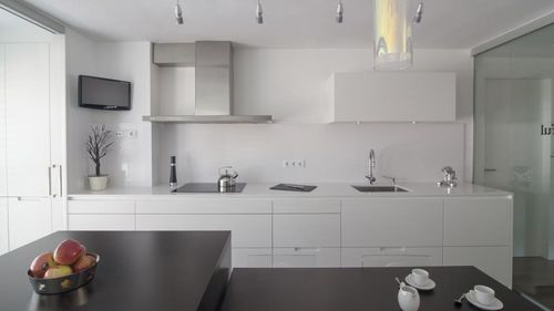 Cuisine contemporaine - MINOS SILK - SANTOS - en bois / en mélaminé / avec îlot