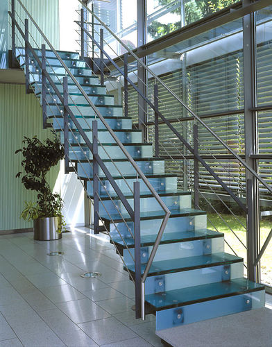 Escalier droit - KREISSPARKASSE MECKENBEUREN - SPRINZ - à marches en verre / structure en métal / contemporain