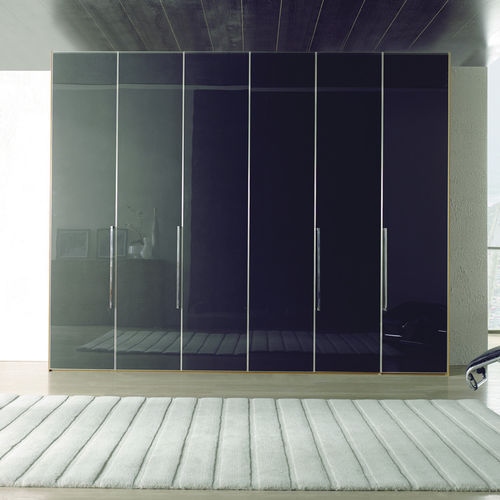 Armoire contemporaine - GLASS - CARRE furniture - en bois laqué / à portes coulissantes / avec miroir