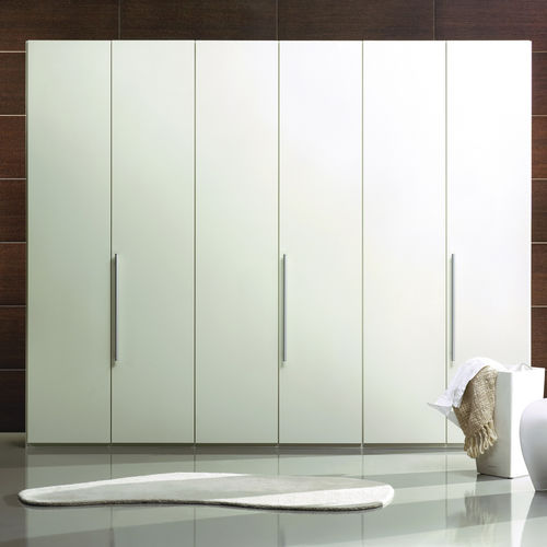 Armoire contemporaine - FLAT - CARRE furniture - en bois / en bois laqué / à portes battantes