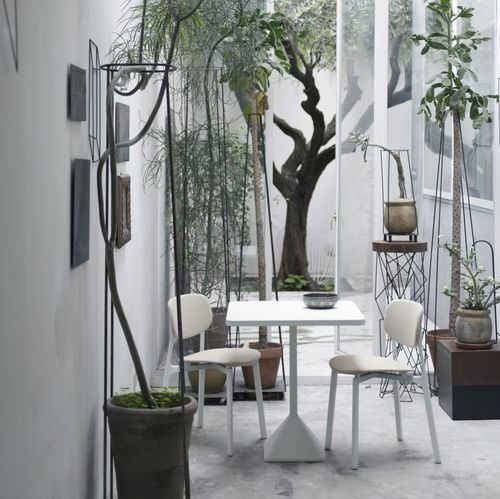 Table bistrot contemporaine - TNP  - Kristalia - en fonte / en fer / avec piètement en fonte