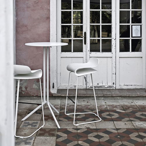 Table mange-debout contemporaine - POULE - Kristalia - en stratifié / en Fenix NTM® / avec piètement en aluminium peint