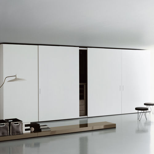 Armoire contemporaine - STORAGE - Porro - en bois laqué / en verre / à porte coulissante