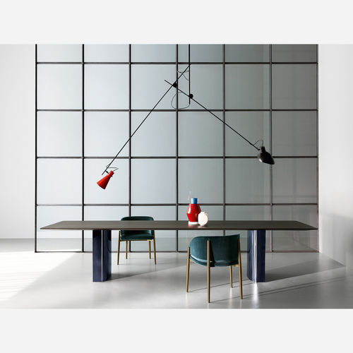Table contemporaine - JEFF - Porro - en bois massif / en châtaignier / avec piètement en métal