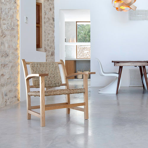 Fauteuil minimaliste - TORRES CLAVÉ - Mobles 114 editions - en tissu / en chêne / tapissé