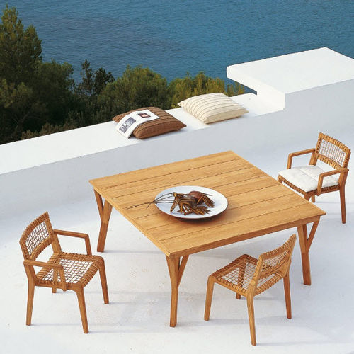 Table contemporaine - SYNTHESIS - Unopiù - en teck / avec piètement en teck / carrée