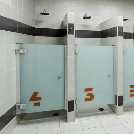 Cabine de douche en verre - PRVEB - GEKIPS - avec porte battante / rectangulaire / pour sanitaire public