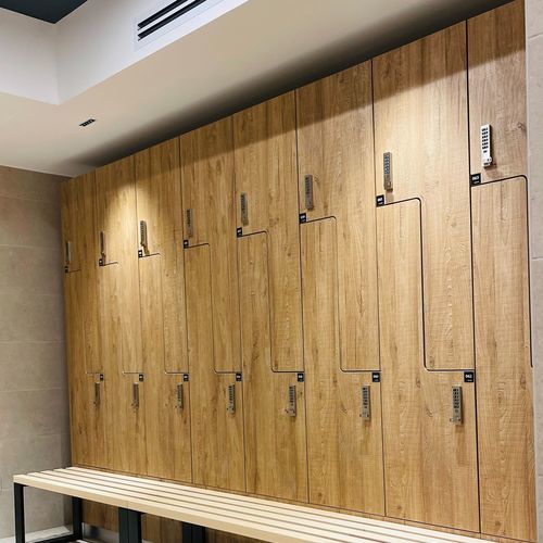 Casier vestiaire en mélaminé - PEOPLE : porte L avec banc  - GEKIPS - en bois / à code / professionnel