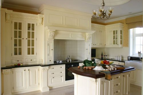 Cuisine de style - ROYAL - AKAN-handmade furniture - en bois massif / avec îlot / avec poignée